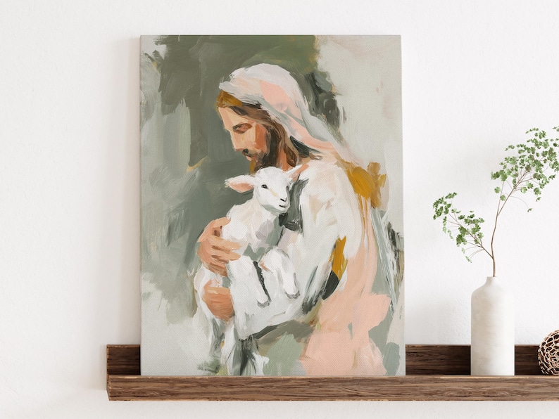 Peut inclure: Peinture abstraite repr&eacute;sentant une figure en robes blanches tenant un agneau. L'&oelig;uvre utilise une palette de couleurs douces, dont le blanc, le p&ecirc;che et l'or, sur un fond vert. La peinture est expos&eacute;e sur une &eacute;tag&egrave;re en bois.