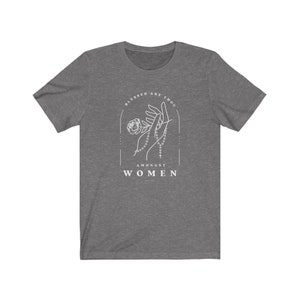 Peut inclure: T-shirt gris avec un motif blanc d'une main tenant une rose et un chapelet avec le texte "Blessed are thou amongst women".