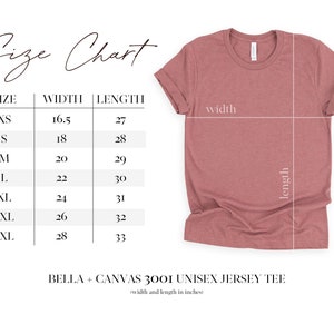 Peut inclure: Tableau des tailles pour un t-shirt en jersey unisexe, indiquant les mesures de largeur et de longueur en pouces pour les tailles XS &agrave; 3XL. Le tableau est &agrave; c&ocirc;t&eacute; d'une image &agrave; plat d'un t-shirt rose chin&eacute;.