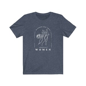 Peut inclure: Un t-shirt bleu marine avec un motif blanc repr&eacute;sentant une main tenant une rose et un chapelet. Le texte "Blessed are thou amongst women" est imprim&eacute; sous le motif.