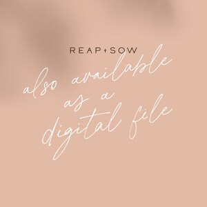 K&ouml;nnte beinhalten: Text auf einem pfirsichfarbenen Hintergrund, der "REAP + SOW auch als digitale Datei verf&uuml;gbar" lautet