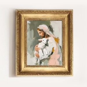 Peut inclure: Peinture &agrave; l'huile dans un cadre dor&eacute; orn&eacute; repr&eacute;sentant une figure en robes blanches tenant un agneau blanc. L'&oelig;uvre d'art a une palette de couleurs douces de blanc, rose et vert. Le cadre est rectangulaire avec des sculptures d&eacute;taill&eacute;es.