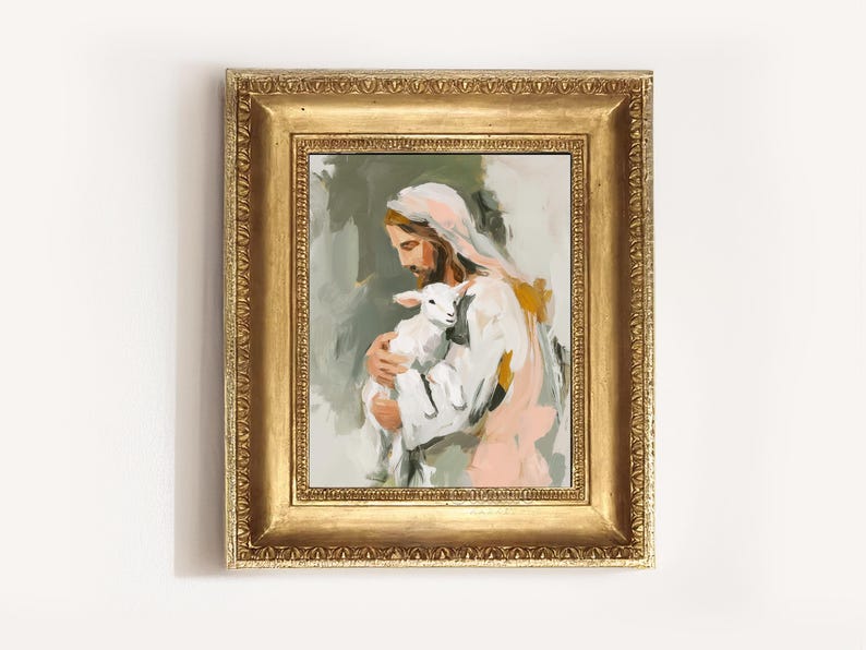 Peut inclure: Peinture &agrave; l'huile dans un cadre dor&eacute; orn&eacute; repr&eacute;sentant une figure en robes blanches tenant un agneau blanc. L'&oelig;uvre d'art a une palette de couleurs douces de blanc, rose et vert. Le cadre est rectangulaire avec des sculptures d&eacute;taill&eacute;es.
