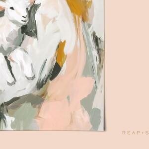 Peut inclure: Peinture abstraite d'un agneau tenu dans les bras, utilisant des coups de pinceau blancs, p&ecirc;che, gris et jaune moutarde. Le texte "REAP + SOW" est dans le coin inf&eacute;rieur droit. Style doux et pictural.