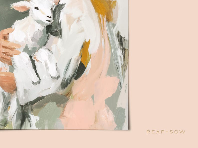 Peut inclure: Peinture abstraite d'un agneau tenu dans les bras, utilisant des coups de pinceau blancs, p&ecirc;che, gris et jaune moutarde. Le texte "REAP + SOW" est dans le coin inf&eacute;rieur droit. Style doux et pictural.