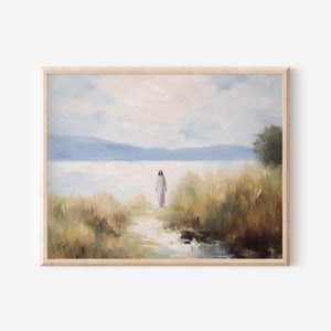 K&ouml;nnte beinhalten: Ein Gem&auml;lde, das eine Person in einem wei&szlig;en Gewand zeigt, die auf ein Gew&auml;sser zugeht. Die Szene ist in einer weichen, ged&auml;mpften Palette aus Blau-, Gr&uuml;n- und Braunt&ouml;nen gemalt. Die Person geht durch hohes Gras und das Wasser ist ruhig und still. Der Himmel ist bew&ouml;lkt und die Sonne scheint durch die Wolken.