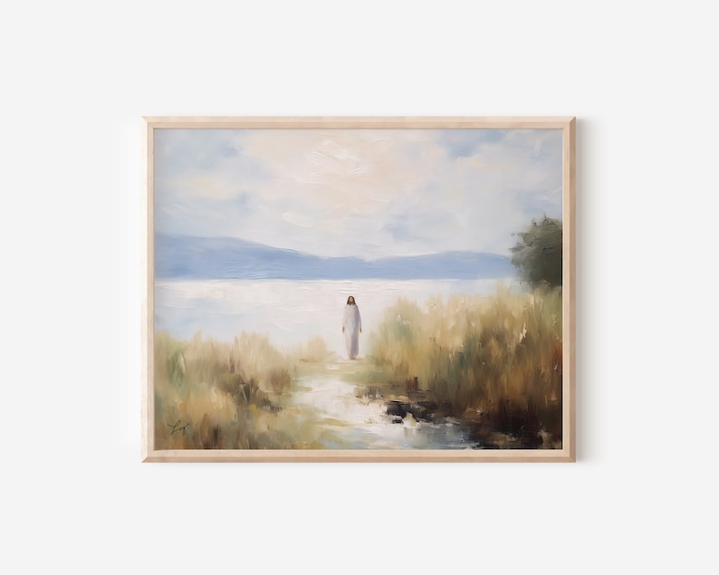 K&ouml;nnte beinhalten: Ein Gem&auml;lde, das eine Person in einem wei&szlig;en Gewand zeigt, die auf ein Gew&auml;sser zugeht. Die Szene ist in einer weichen, ged&auml;mpften Palette aus Blau-, Gr&uuml;n- und Braunt&ouml;nen gemalt. Die Person geht durch hohes Gras und das Wasser ist ruhig und still. Der Himmel ist bew&ouml;lkt und die Sonne scheint durch die Wolken.