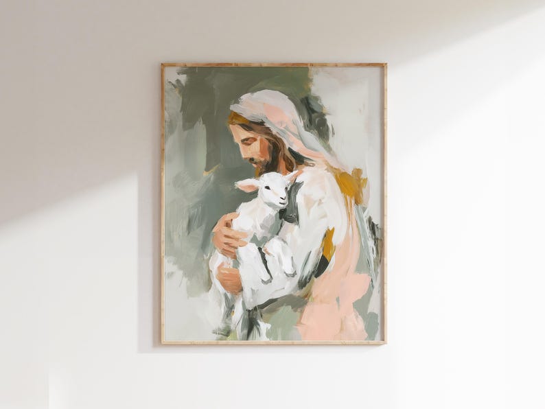 Peut inclure: Une impression d'art d'une peinture repr&eacute;sentant une figure aux longs cheveux bruns et une robe blanche tenant un agneau blanc. La peinture a un style doux au pinceau avec des couleurs sourdes, dont le rose, le vert et l'or, et est encadr&eacute;e en bois clair.