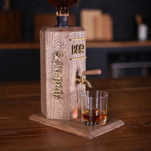 Distributeur de whisky en bois gravé personnalisé, distributeur d'alcool, distributeur d'alcool, cadeaux de bar à domicile pour mari, pour petit ami, abri de pub