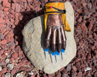 Horror Claw Glove Prop with Syringe Blades – Handmade Nightmare-Inspired Display – Halloween Collectible