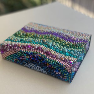 Caja de regalo reutilizable con diseño de olas de sirena, caja adornada con diamantes de imitación y perlas de imitación, mosaico único en su tipo sobre cartón laminado, tapa magnética