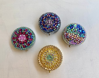 Bedazzled pillendoosje compact met 3 secties / glas kristalsteentjes / schattige opbergdoos, stijlvol reisaccessoire / beterschapscadeau voor haar