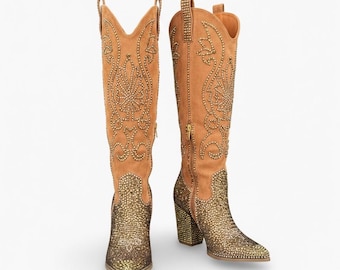 Stivali da cowgirl color cuoio con strass: in camoscio vegano con decorazioni di cristalli dorati, bronzo e rame (realizzati su ordinazione)