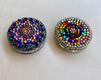 Étui à pilules mandala éblouissant, miroir compact + 3 séparations, mosaïque de strass en verre multicolore/cadeau de rétablissement pour elle/rechargeable