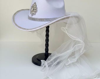 Cappello da cowgirl da sposa con velo, decorazione centrale con strass, fascia e rifiniture. Cappello da addio al nubilato.