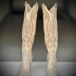Custom bedazzled cowgirl-laarzen voor bruid/ helder, goud, champagne, AB-kristal, strassteentjes, parels op ivoor veganistisch leer / festivalmode