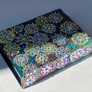 Caja de regalo reutilizable Delux / Caja deslumbrada con pedrería de vidrio / Mosaico único en su tipo sobre cartón laminado, tapa magnética / Regalo Bling para ella imagen 3