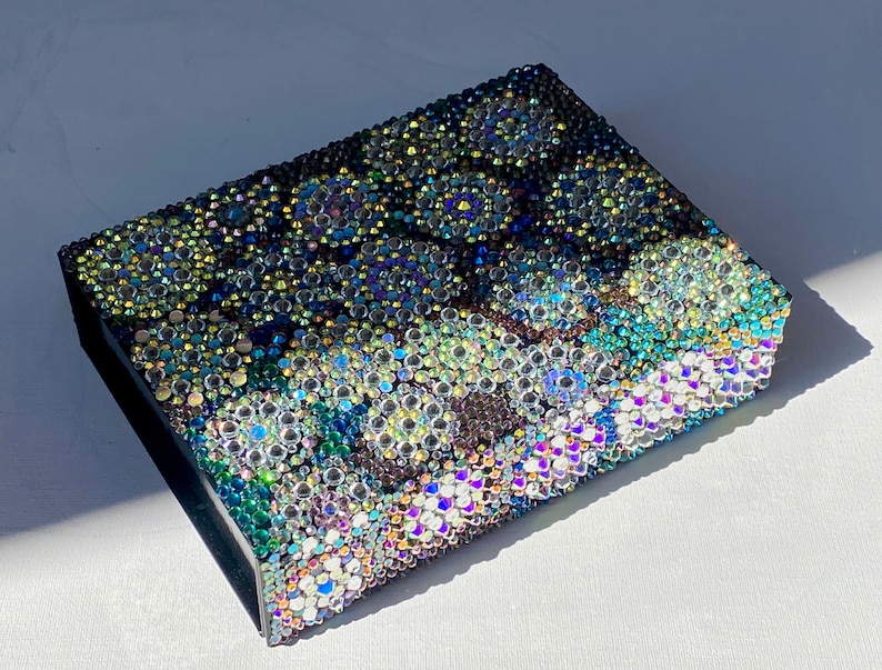 Caja de regalo reutilizable Delux / Caja deslumbrada con pedrería de vidrio / Mosaico único en su tipo sobre cartón laminado, tapa magnética / Regalo Bling para ella imagen 3