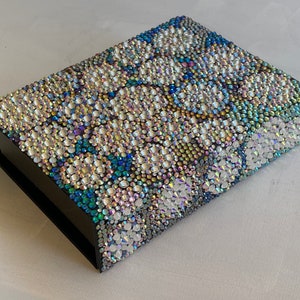 Caja de regalo reutilizable Delux / Caja deslumbrada con pedrería de vidrio / Mosaico único en su tipo sobre cartón laminado, tapa magnética / Regalo Bling para ella imagen 1