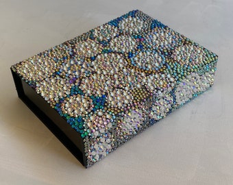 Caja de regalo reutilizable Delux / Caja deslumbrada con pedrería de vidrio / Mosaico único en su tipo sobre cartón laminado, tapa magnética / Regalo Bling para ella