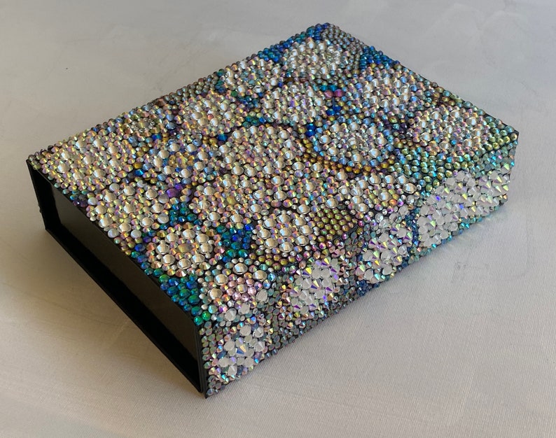 Caja de regalo reutilizable Delux / Caja deslumbrada con pedrería de vidrio / Mosaico único en su tipo sobre cartón laminado, tapa magnética / Regalo Bling para ella imagen 1