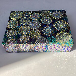 Caja de regalo reutilizable Delux / Caja deslumbrada con pedrería de vidrio / Mosaico único en su tipo sobre cartón laminado, tapa magnética / Regalo Bling para ella imagen 5