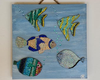 Mosaïque de poissons éblouis sur bois : décoration de maison de plage en verre et strass (10 x 10 po.)