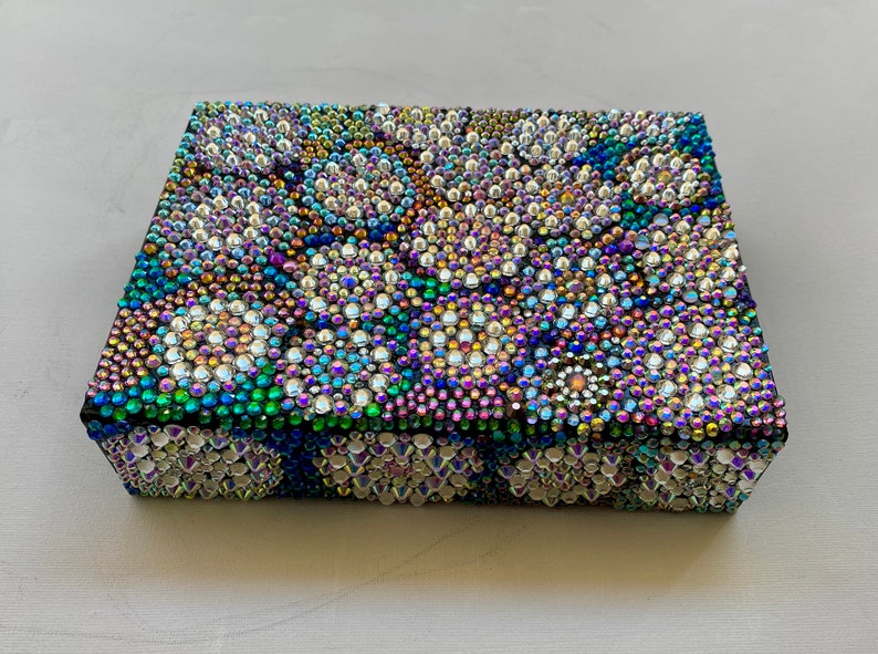 Caja de regalo reutilizable Delux / Caja deslumbrada con pedrería de vidrio / Mosaico único en su tipo sobre cartón laminado, tapa magnética / Regalo Bling para ella imagen 4