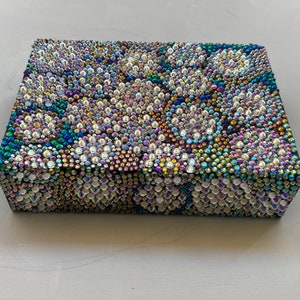 Caja de regalo reutilizable Delux / Caja deslumbrada con pedrería de vidrio / Mosaico único en su tipo sobre cartón laminado, tapa magnética / Regalo Bling para ella imagen 10