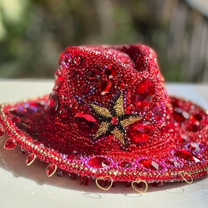 Cappello da cowboy personalizzato in stile Carter / Ispirato al Thierry Mugler vintage anni '90 / Cappello rosso con strass, cuori pendenti, cristalli