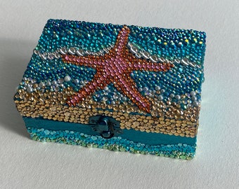 Caja deslumbrada de Starfish Beach con interior temático de verano / Conchas marinas, amuletos, perlas y más bajo resina en el interior / Regalo único para ella