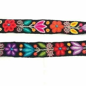 Wool embroidered flowers belt Black background