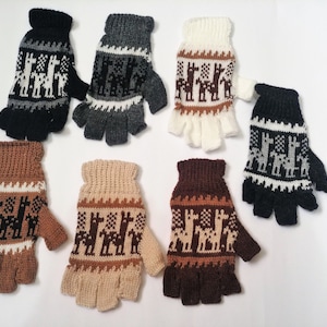 Op de afbeelding: Set van acht vingerloze handschoenen met een lama-patroon. De handschoenen zijn verkrijgbaar in verschillende kleuren, waaronder zwart, grijs, wit, bruin en beige.