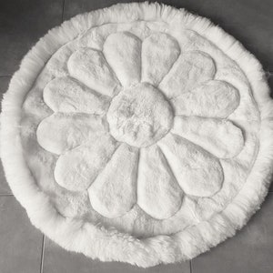 100 % Alpaka-Teppich mit weißen Blumen – runder Fellteppich, luxuriöser Alpaka-Teppich