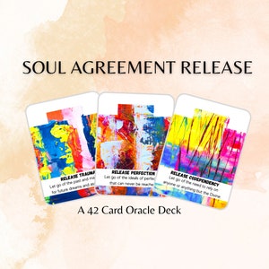 Może przedstawiać: Wyświetlane są trzy karty wróżebne z kolorową sztuką abstrakcyjną. Karty mają białe obramowania i tekst "SOUL AGREEMENT RELEASE" oraz "A 42 Card Oracle Deck." Każda karta ma inny tytuł i opis.