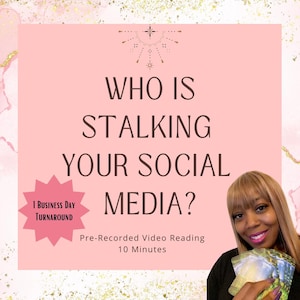 Puede incluir: Gráfico rosa y dorado con el texto "WHO IS STALKING YOUR SOCIAL MEDIA?" y "1 BUSINESS DAY TURNAROUND" en forma de estrella. Una mujer con cabello castaño sostiene una baraja de cartas de tarot. El texto "Pre-Recorded Video Reading 10 Minutes" está debajo de la imagen.