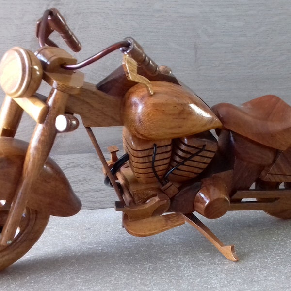 moto maquette en bois de la version indianapolis