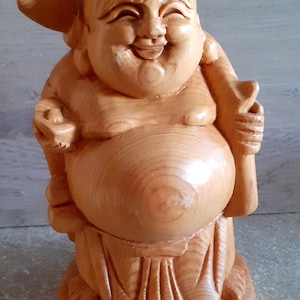estatueta do Buda viajante em madeira envernizada