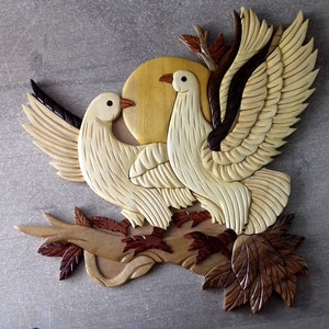 beautiful decoration plate in varnished wood of doves