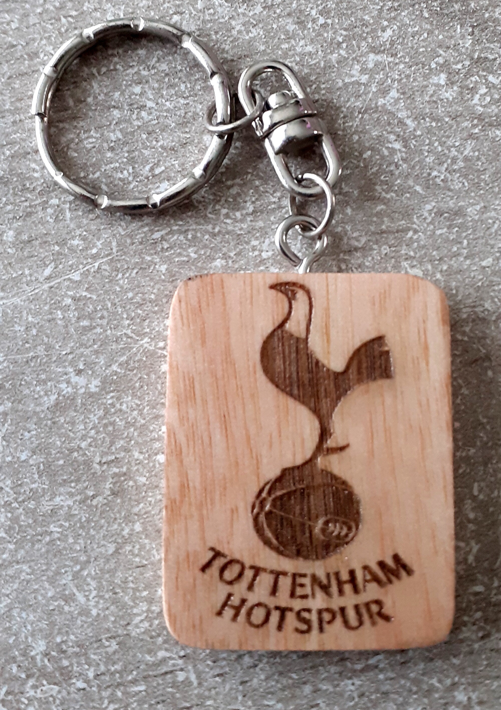 Porte Clef en Bois Gravé Au Laser Du Logo Equipe de Foot Tottenham