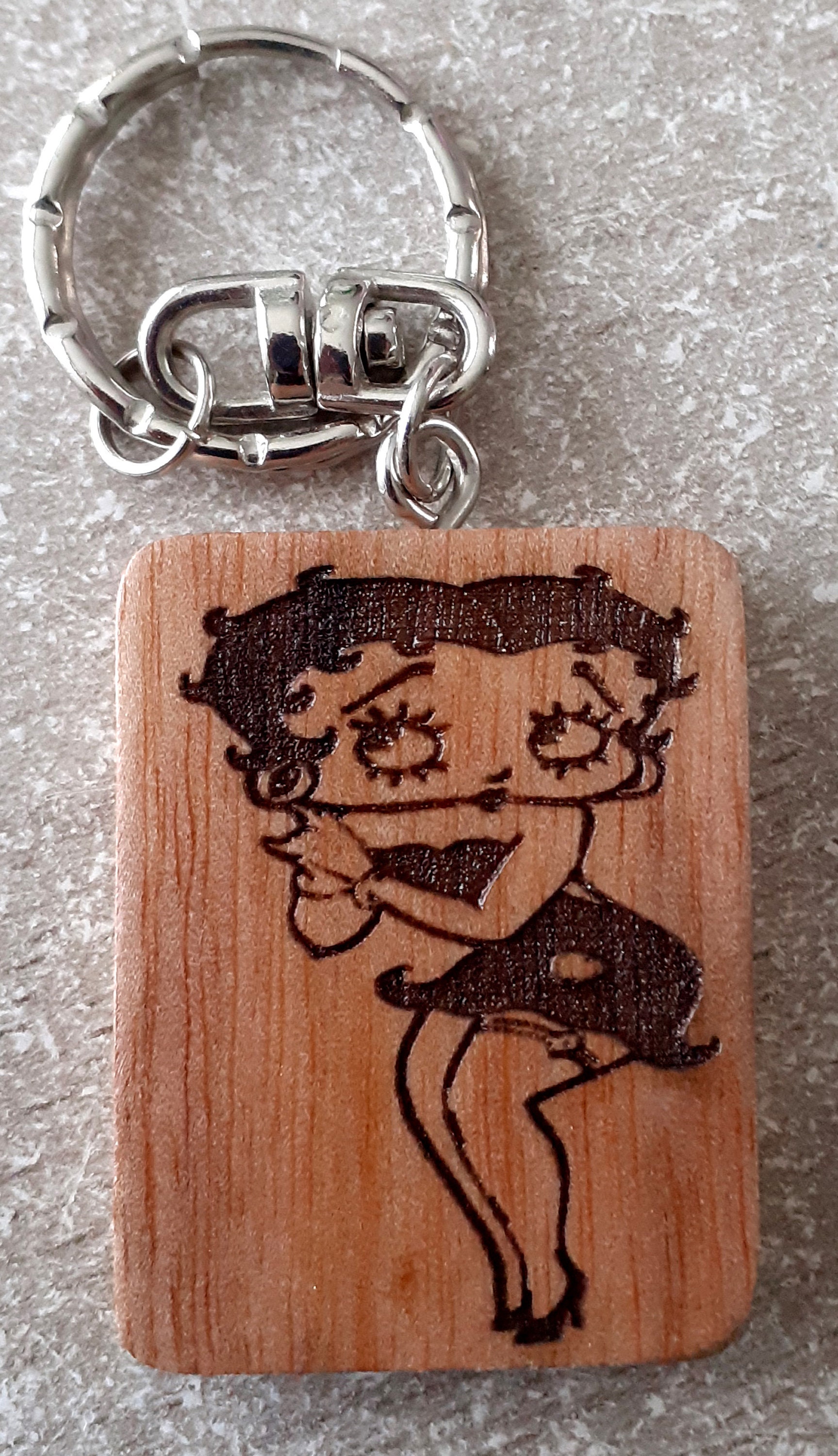 Porte Clef Betty Boop Gravé Au Laser sur Bois Vernis Les Deux Faces