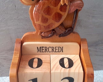 calendrier perpétuel de la tortue et son baluchon en bois vernis