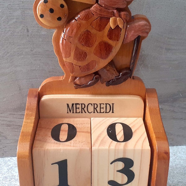 calendrier perpétuel de la tortue et son baluchon en bois vernis