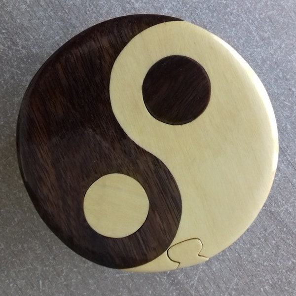 boite secrète  du ying et yang en bois vernis avec une ouverture originale