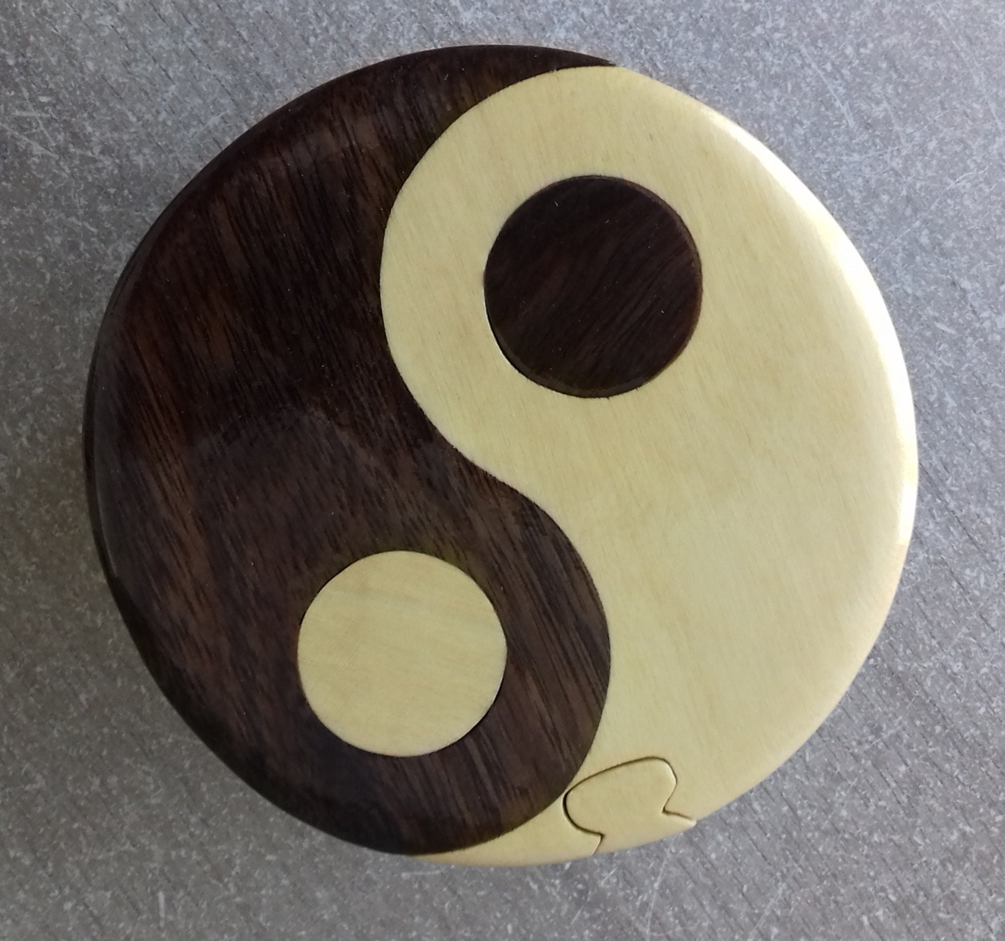 Boite Secrète Du Ying et Yang en Bois Vernis avec Une Ouverture Originale