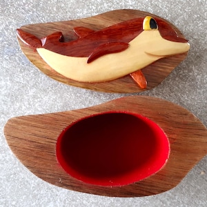 tooth box for child in varnished wood of the dolphin