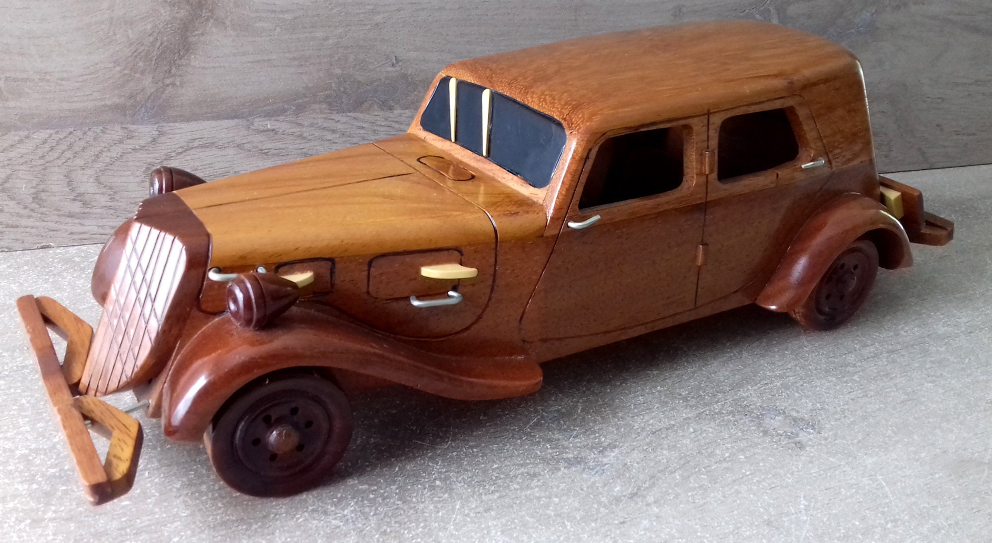 Maquette de La Traction 1938 en Bois Palissandre Vernis Pour Les Collectionneurs