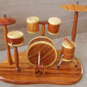 Elegant varnished wooden drum model - Assembled miniature percussion set for musicians and collectors