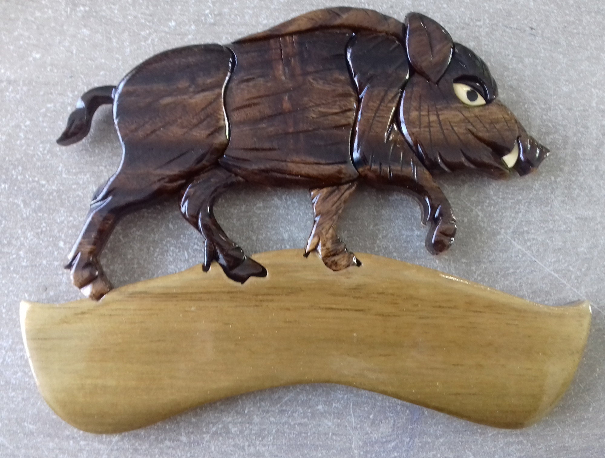 Plaque de Porte en Bois Vernis Du Sanglier Personnalisable avec Votre Nom Offert Cadeau Ideal Pour U