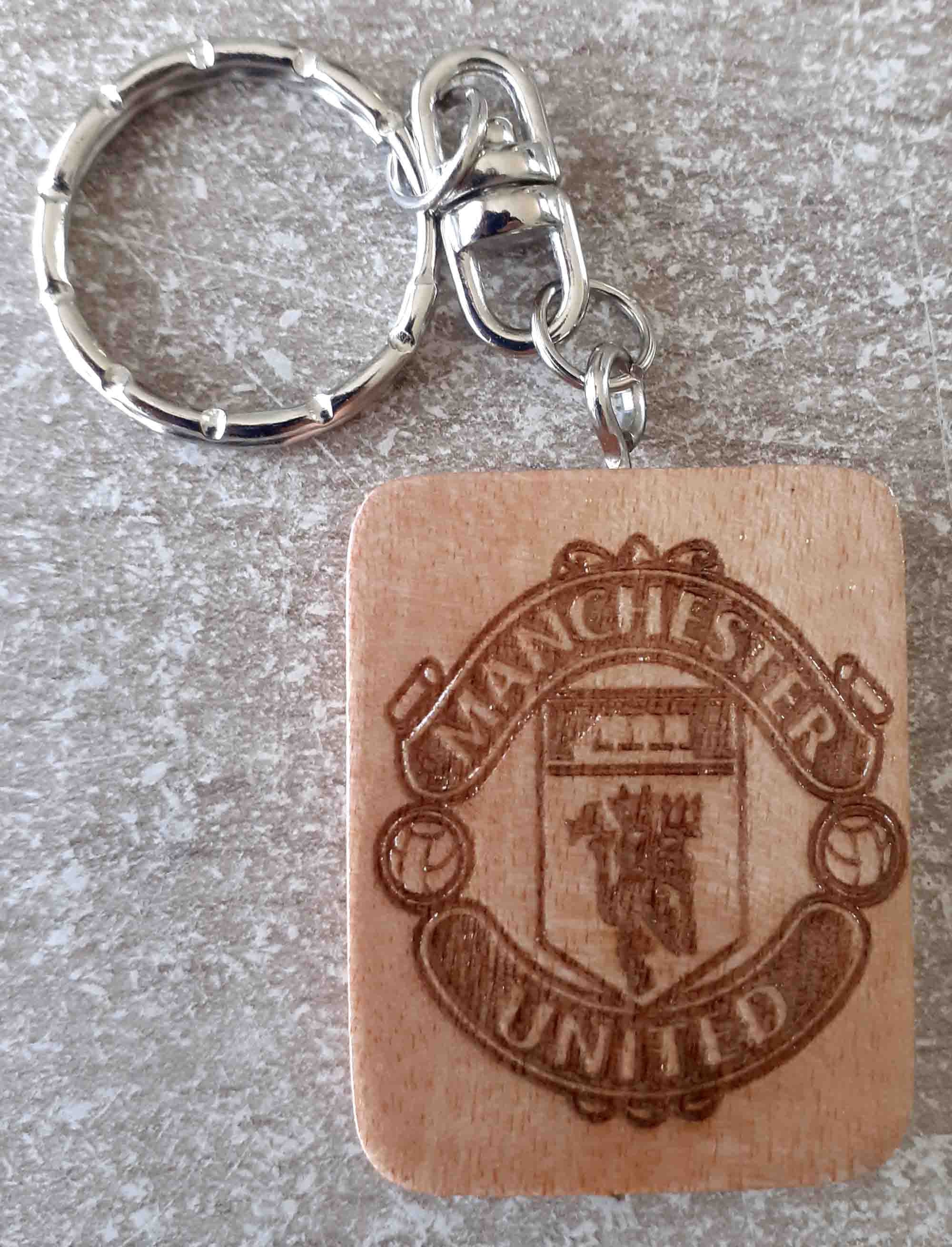 Porte-Clé Du Logo de Manchester Gravé sur Bois Vernis et Ces Deux Faces